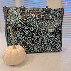 Gently used Patricia Nash shoulder bag. Gorgeous rich colors!!!